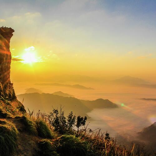 Ziyang Huiyan sipping tea watching the cloud waves from the mountain top instrumental