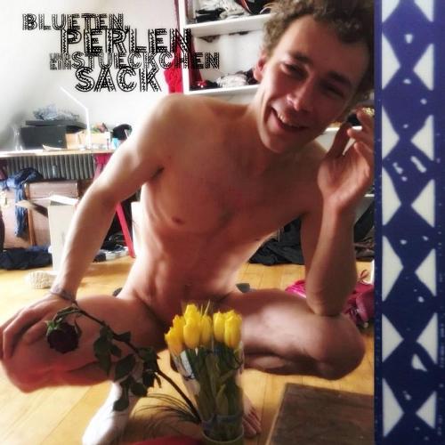 Blüten, Perlen und ein Stückchen Sack