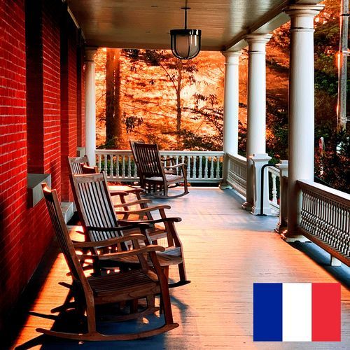 Craquement d'une Chaise Rocking Chair sur une Terrasse en Forêt