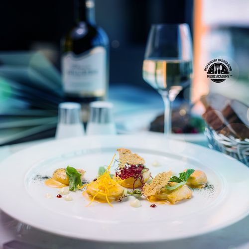 Fancy Dinner: Relaxed and Elegant Dining Space