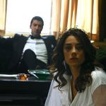 Hisler Gerçek, Gülüşler Sahte