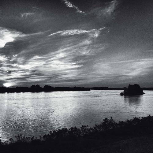 Un grande fiume, al tramonto