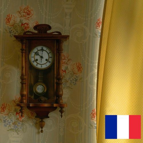 Ancienne Horloge pendant la Pluie sur la Fenêtre