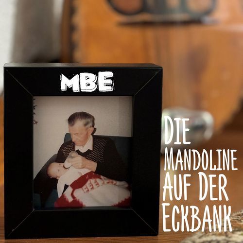 Die Mandoline Auf Der Eckbank_poster_image