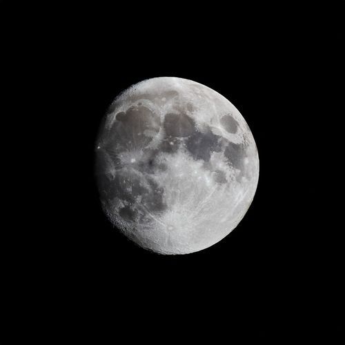 Quietud Nocturna: Melodías Delicadas Para La Paz Del Anochecer