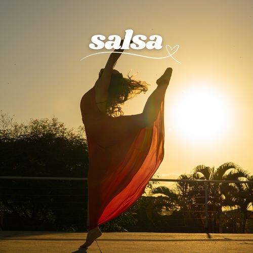 Bailando Salsa Bajo la Luna con Sabor a Caribe