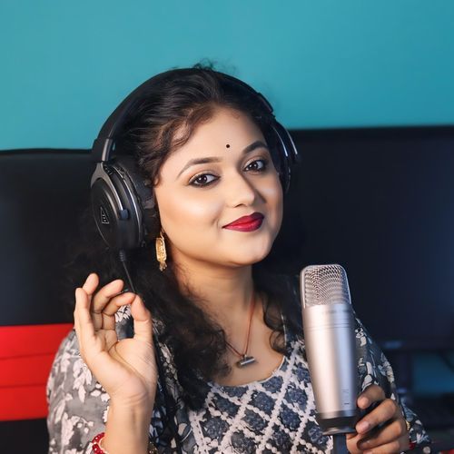 Kichu Kichu Kotha Ar Kichu Porichoy Mone Mone Chupi Chupi Dola Diye Jai