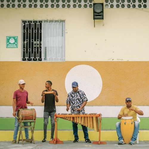 Grupo Etnia - En La ciudad Con Los Cucuruchos cover art
