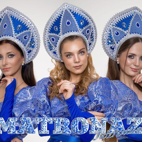 При лужку